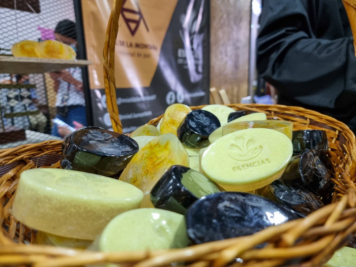 pasocolombia's tweet photo. Productos naturales desde las montañas de la #EscuelaRuralAlternativa de Anorí. @EsenciasMontana es otro de los emprendimientos de firmantes de la paz con el que hacemos presencia en el Festival de Emprendimiento Sostenible #distritoquantica en Bogotá entre el 3 y el 19 de Dic. https://t.co/NoAiPCcXG1