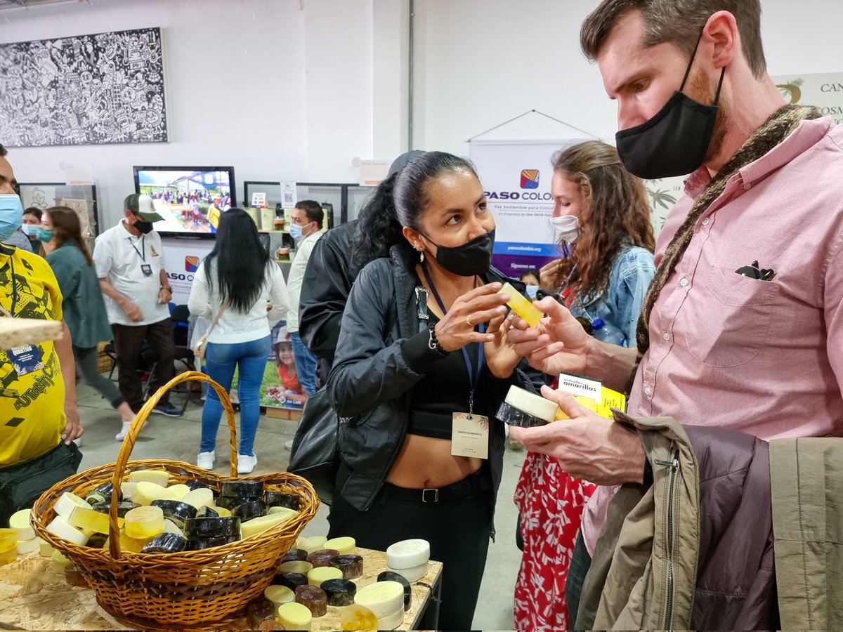 pasocolombia's tweet photo. Productos naturales desde las montañas de la #EscuelaRuralAlternativa de Anorí. @EsenciasMontana es otro de los emprendimientos de firmantes de la paz con el que hacemos presencia en el Festival de Emprendimiento Sostenible #distritoquantica en Bogotá entre el 3 y el 19 de Dic. https://t.co/NoAiPCcXG1