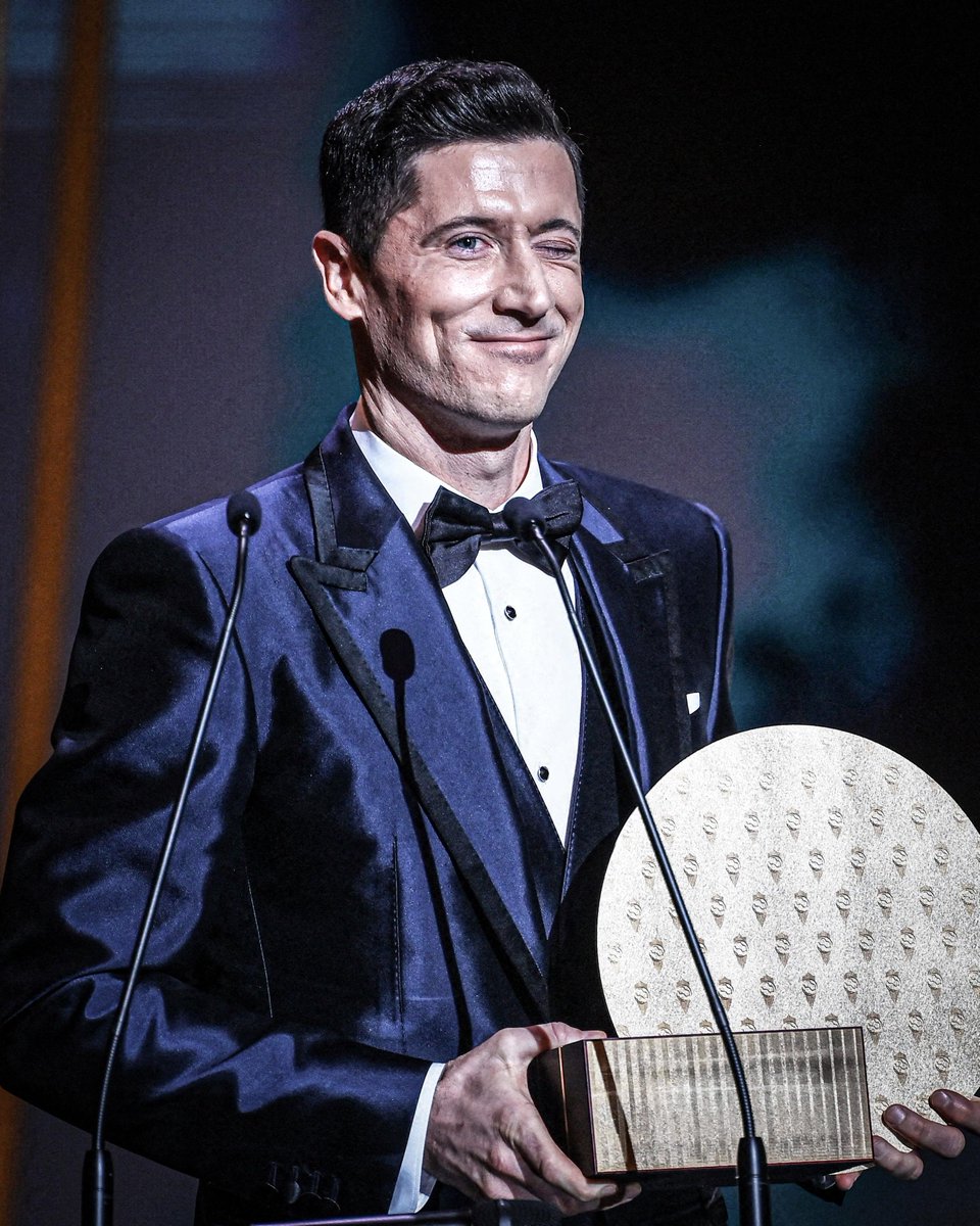 League goals this season:

Lewandowski - 16
Messi - 1

🐸☕️