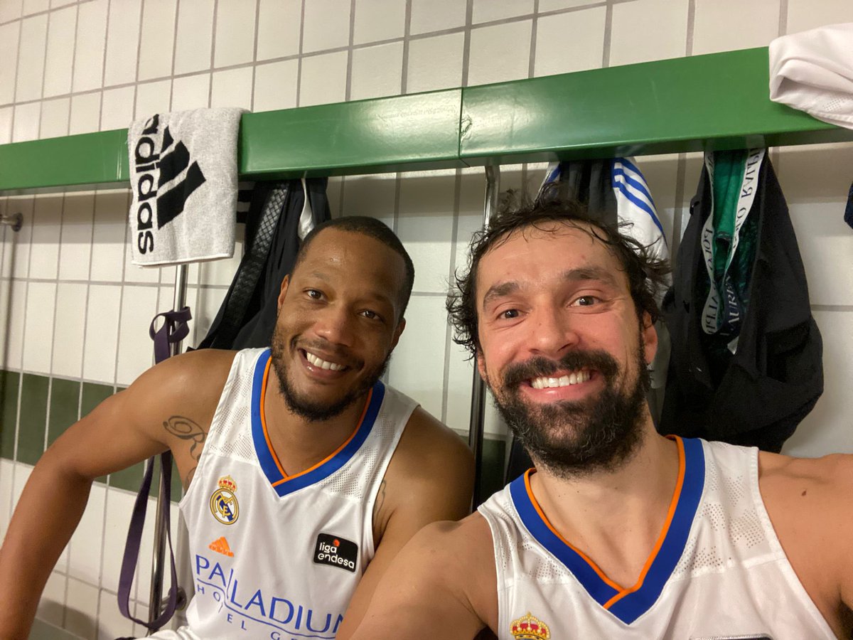 23Llull's tweet photo. Buena victoria en Zaragoza, pero lo más importante ha sido el regreso de Anthony.
Welcome back my man!! 😜🙌🏽 https://t.co/SyL8vh5wCh