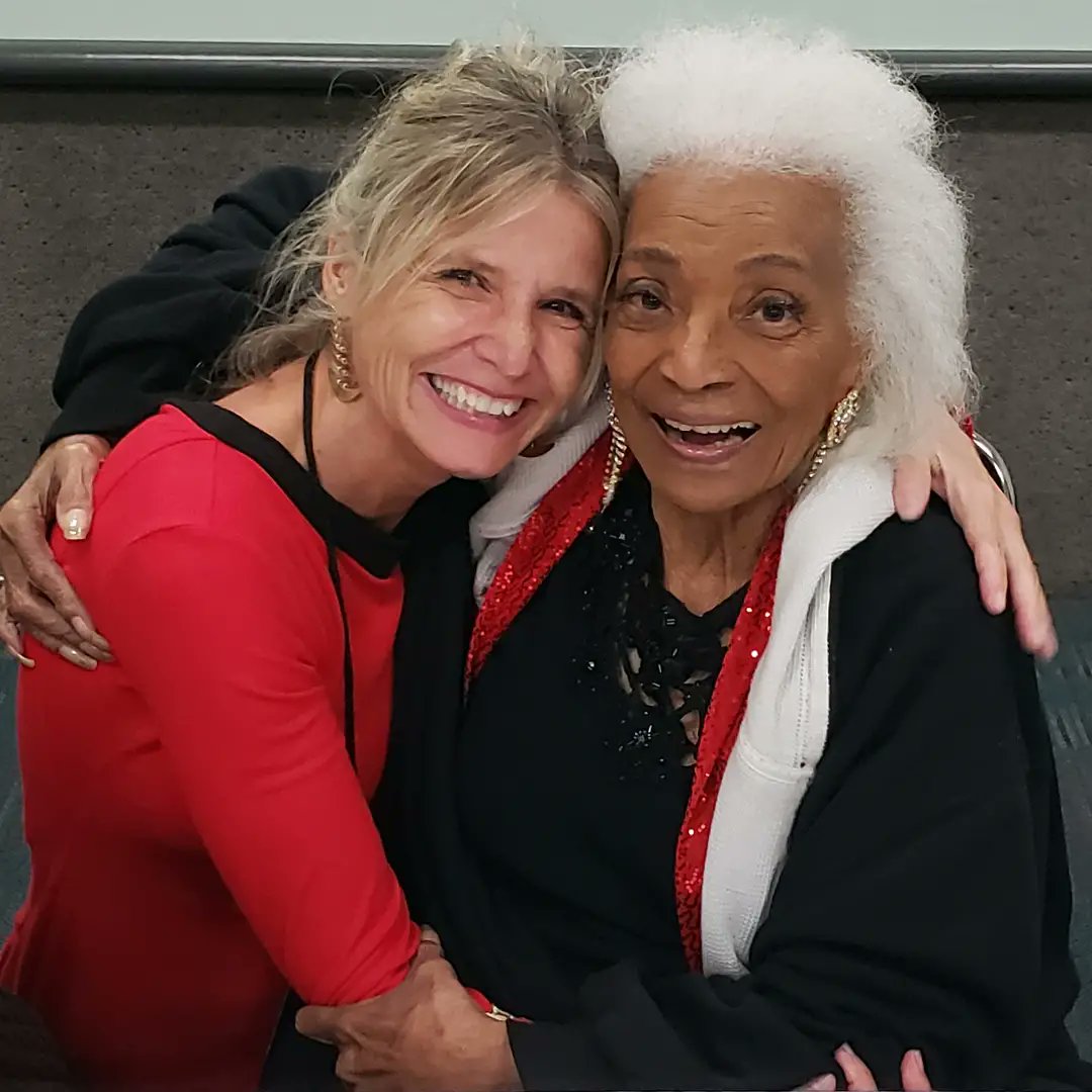 ArtStudioAW's tweet photo. @comicconla Thank you so much @NichelleIsUhura for signing my paintings https://t.co/BJb0eq9lmU #losangeles #StarTrekDiscovery @elonmusk @SpaceX https://t.co/IpOvGp9Pf4