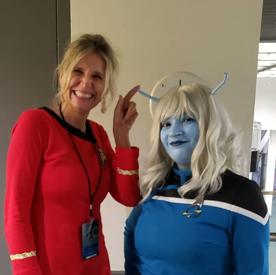 ArtStudioAW's tweet photo. @comicconla Thank you so much @NichelleIsUhura for signing my paintings https://t.co/BJb0eq9lmU #losangeles #StarTrekDiscovery @elonmusk @SpaceX https://t.co/IpOvGp9Pf4