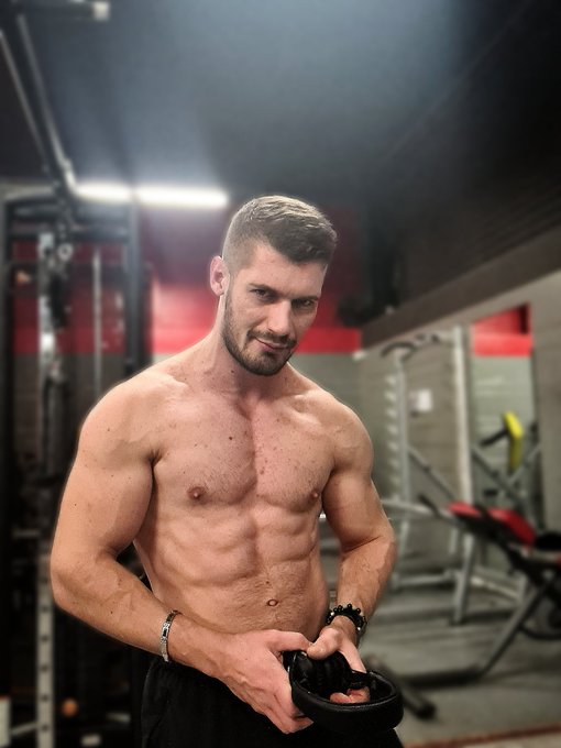 Tr&egrave;s occup&eacute; en ce moment  Mais je vous oublie pas   I am very busy But i don t forget you   https://t