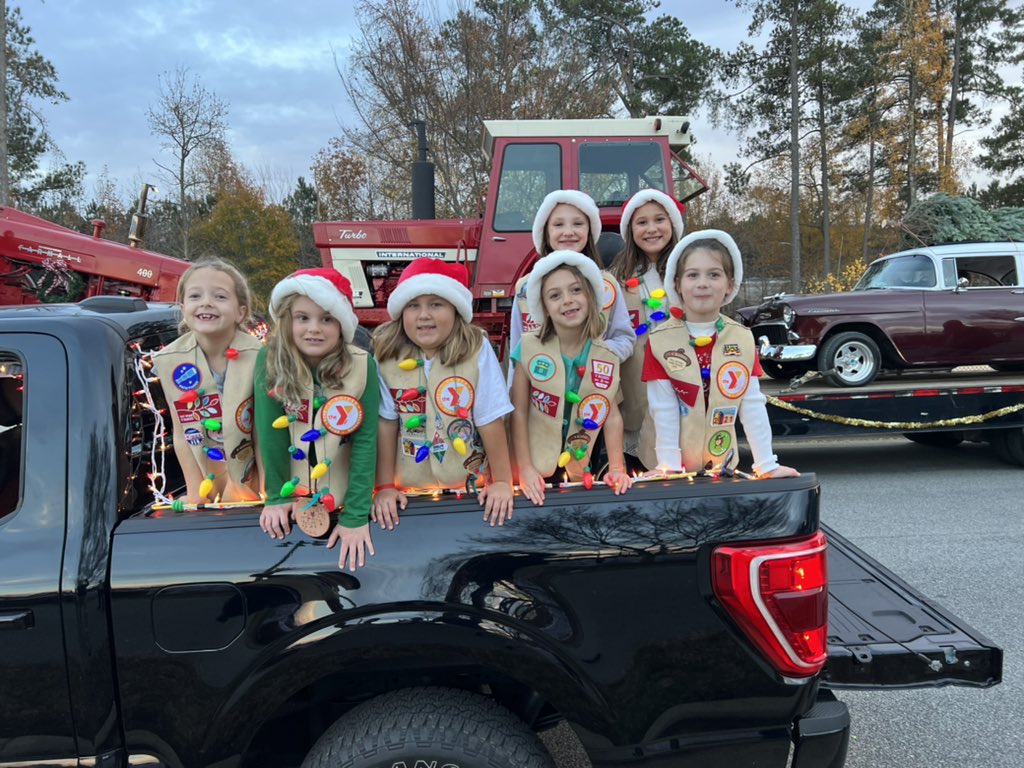 BangingDrumNC's tweet photo. Happy to see the Peak Pack crew representing @y_guides at the Apex Christmas Parade! Of course, they all earned special patches tonight! Here, Hear! #dadsandkids #happyholidays https://t.co/51sCJ3FYwy