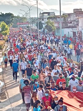 Giro5O's tweet photo. ¿Dos fines de semana seguidos, el pueblo de #Cuba en la calle en apoyo a su Revolución y con #FidelPorSiempre presente? Santiago de Cuba, La Habana, pastillita pa' abajo de la lengua pa' Biden, Blinken y sus lacayos de aquí y de allá, de esta infartan. #CubaVive #IslaRebelde https://t.co/EvfVYC7HaB