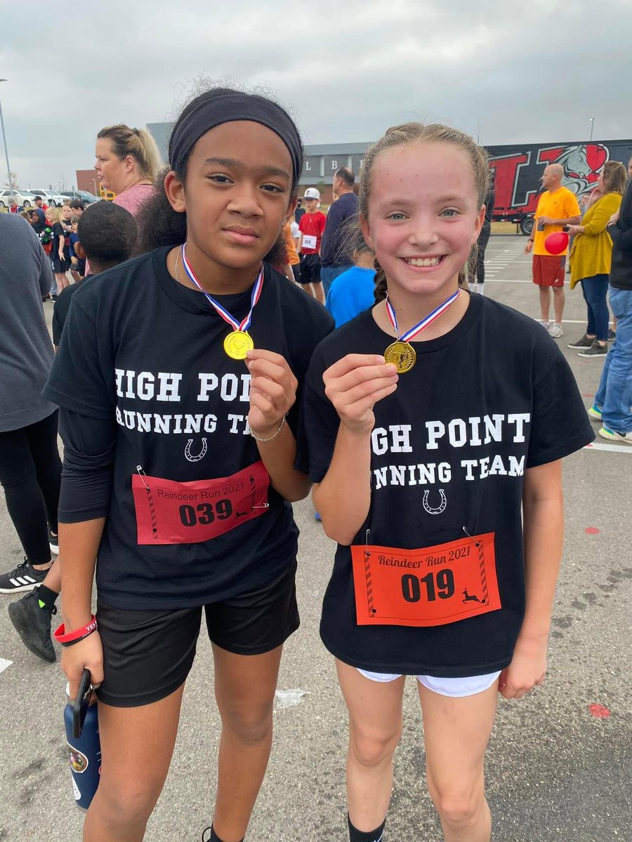 HighPointColts's tweet photo. High Point Colts showed up strong to the very first @LakeBeltonHS Reindeer Run this morning! 

Thank you Mrs. Northrup and Mrs. Dodge for helping our runners grow, and for being some of their biggest fans 😍 #HPColtsRunningteam #GoHPColts @BeltonISD https://t.co/6advZj42qG