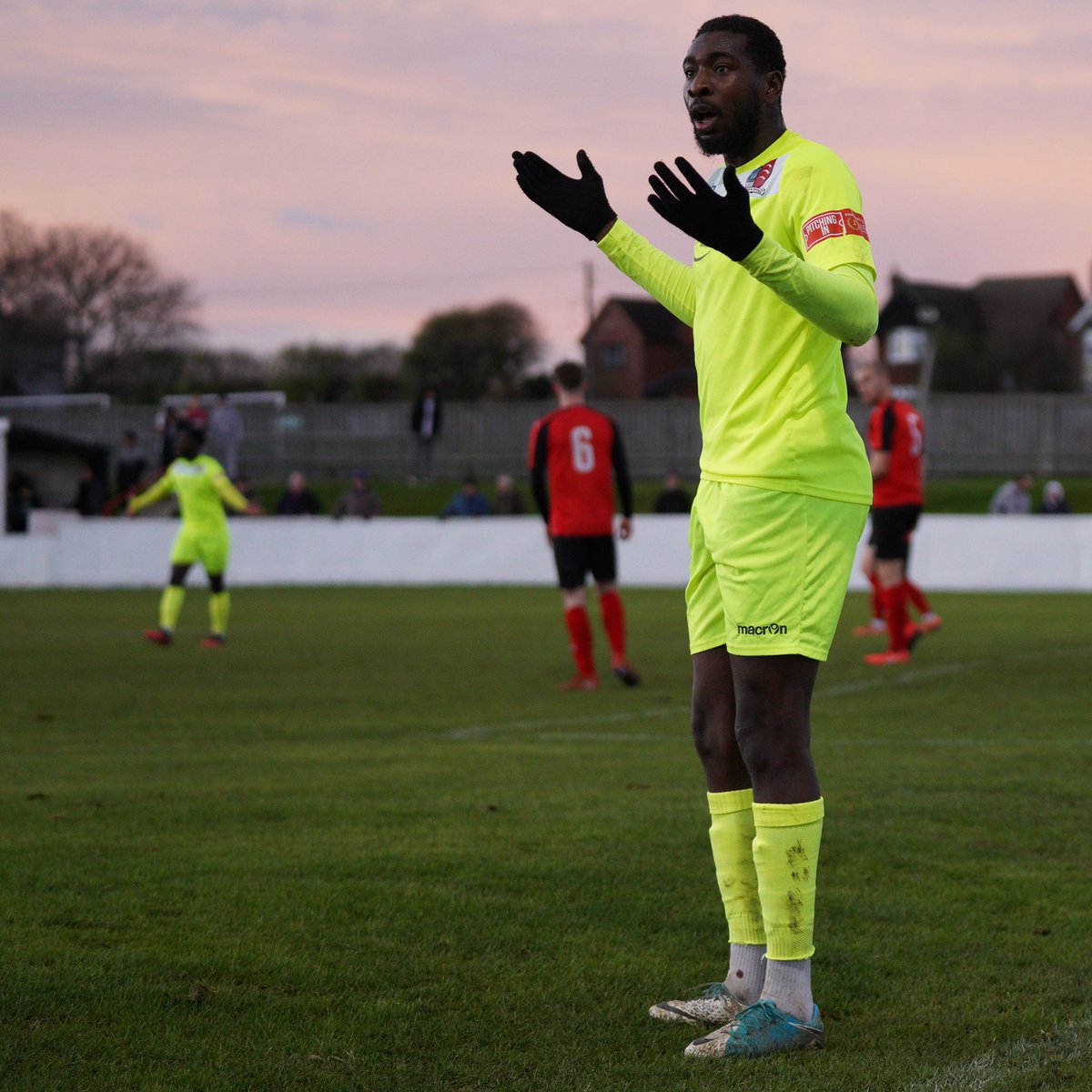 MaldonTiptreeFC's tweet photo. 🤷🏻‍♂️ 🤷🏻‍♂️ 🤷🏻‍♂️ 

@srb9mula looks on confused as his second goal is ruled out…

📸 | @RoyWarner5 

#Jammers 🍓 #COGMAL https://t.co/d7F7h2xTw1
