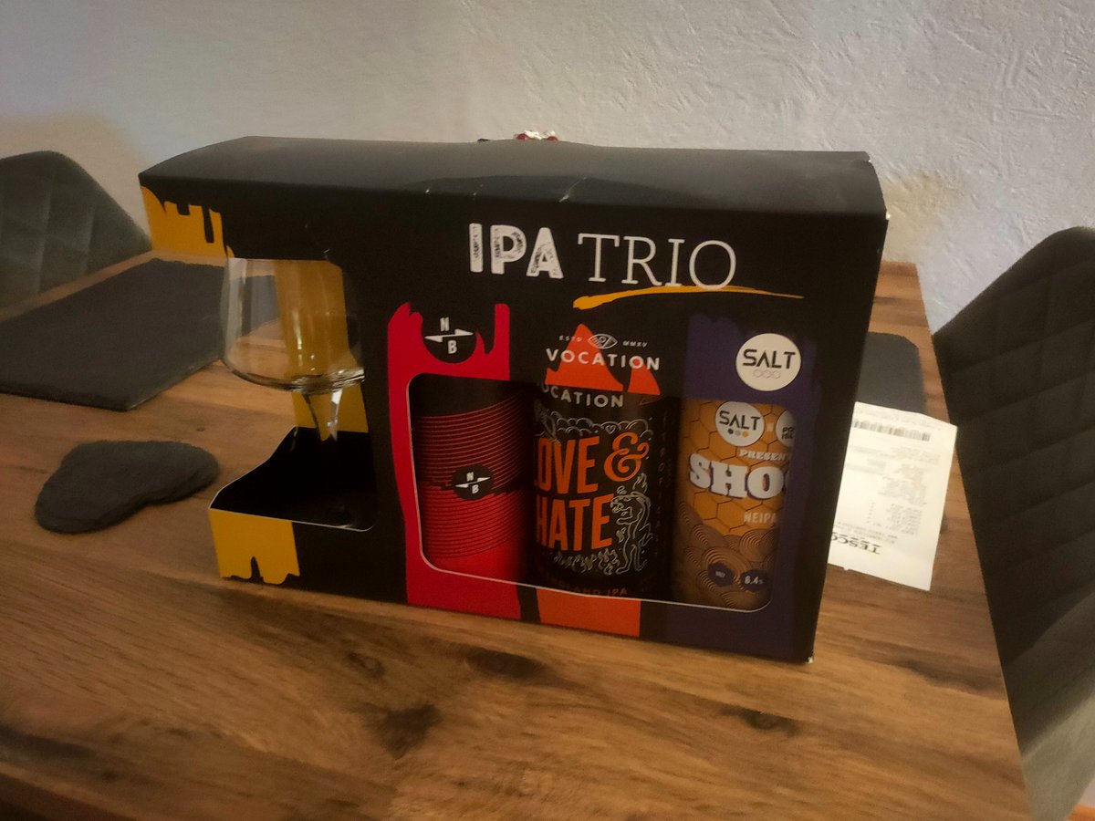 Law_2036's tweet photo. Bought this Xmas gift set at @Tesco today in the Xmas gift section. Came home and noticed the box was oddly bashed and dirty. Looked at the bottom and it's out of date before Christmas day!! #Tesco #OutofdateChristmasgifts #Notevendiscounted https://t.co/eezHqL4gr6