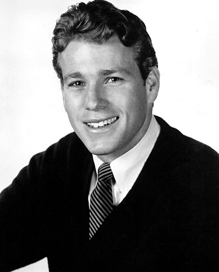 Ryan O’Neal. Handsome, athletic, self- confident, if not even somewhat cocky, his portrayal of the rich Oliver Barrett in “Love Story” was the perfect match for Ali MacGraw’s Jenny, one of more modest means. She falls for him head over heels. Oliver is quick to respond in kind. https://t.co/P0t3sD6CFt