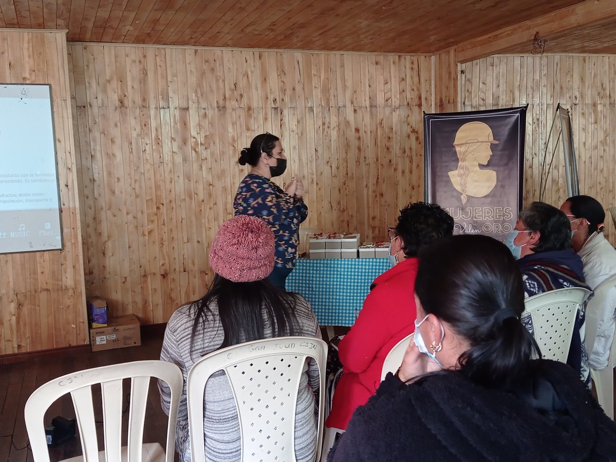 asomineros's tweet photo. #AEstaHora las Mujeres que Valen Oro, reciben un Taller Teórico práctico de Packaging y fortalecimiento de Emprendimientos, del Proyecto de #EGPS junto a #Asomineros. 
@CONNIEGJ @gloriacobos11 @WIMColombia @MinEnergiaCo 
#MujeresQueValenOro https://t.co/EPb0n5R1Gh