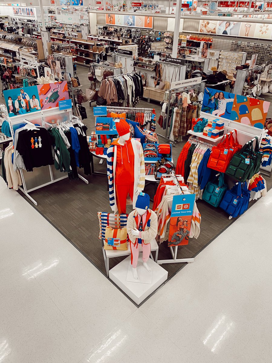 LEGO x TARGET COLLAB ✔️🎁 

This is such a cool partnership!! DBO Selena planned &amp; BUILT (🙂) a great set for guests to shop first thing Saturday morning!!! 

#joy #t803 #targetstyle #LEGOxTarget #holidays