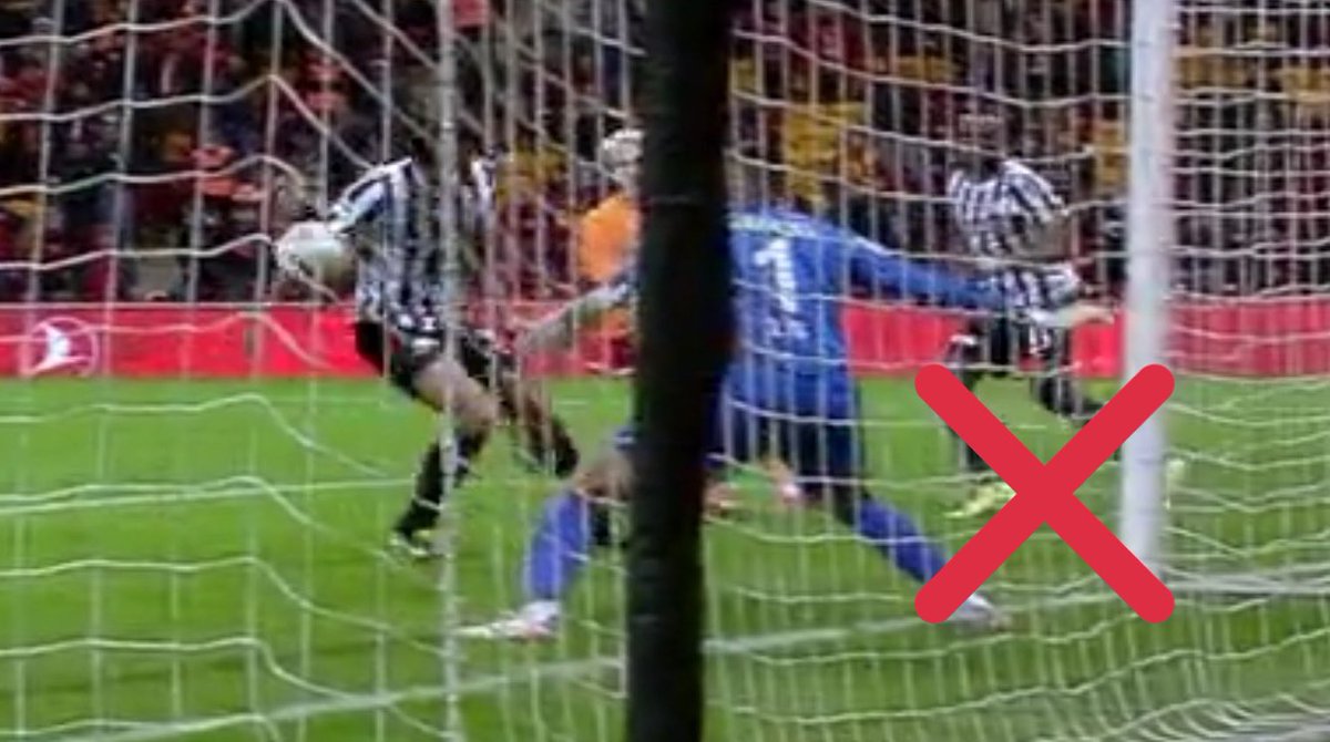 Yok abi hakemi yenemiyorsun, bu pozisyona penaltı vermeyen Cüneyt Çakır, vücuttan seken topa penaltı veriyor! Yenemiyorsun hakemi yenemiyorsun! #GSvALT