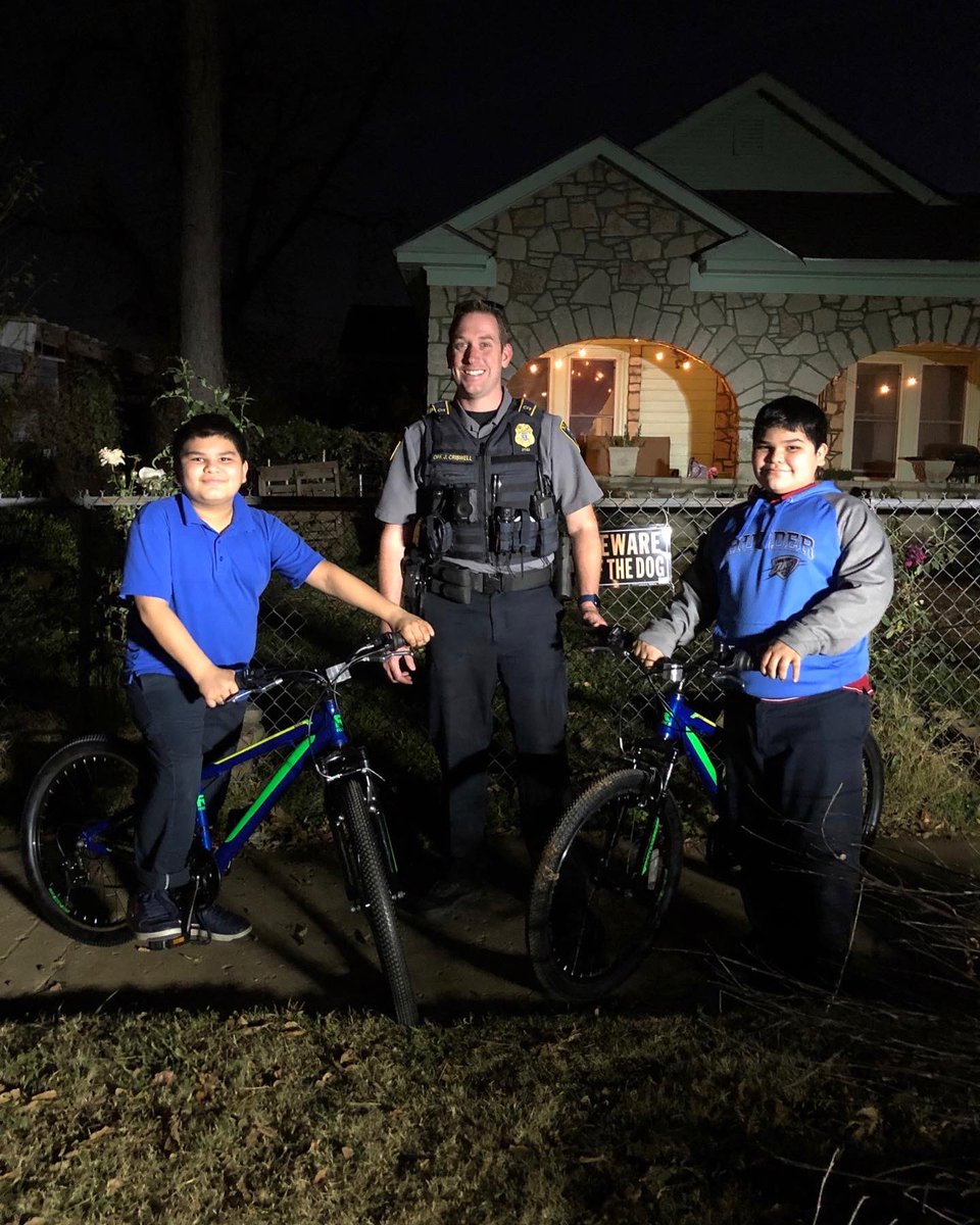 OKCPD's tweet photo. A generous donor recently dropped off several bicycles for our officers to give to kids in our Southwest Division. 🚲
This week we heard about a family with kids who wanted bikes.
Officer Criswell and Sgt. High delivered.
#OKCommunity💙 https://t.co/nDYCOW5n8E