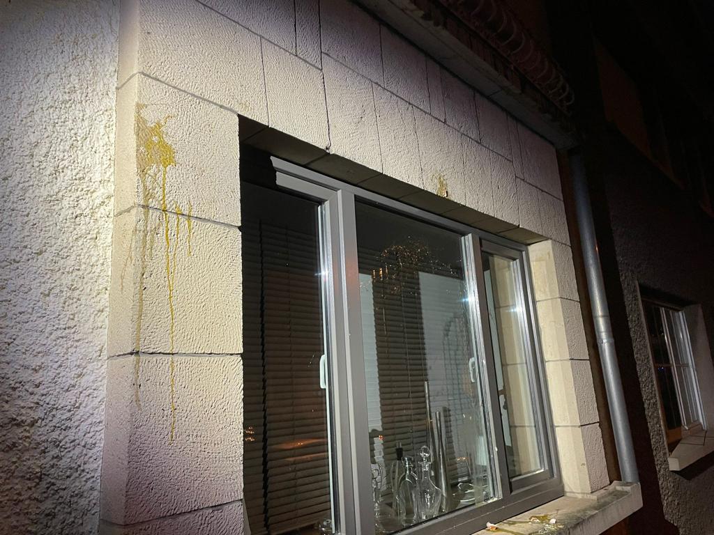 Souvill zur "friddlecher Demonstratioun" virun der Dier vum Premier.