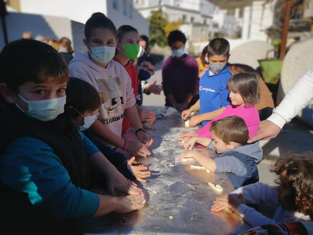dipalme_almeria's tweet photo. 📣 Celebramos el día de Santa Bárbara, patrona de los mineros, en 📍 #Beires.
👀 Grandes y pequeños han disfrutado de una jornada amasando y horneado pan 🍞 junto a la tradicional procesión y misa. https://t.co/dslUxLLo8f