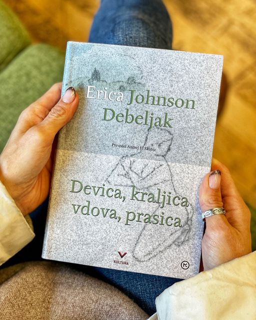NAJ KNJIGA 📚 Knjiga Devica, kraljica, vdova, prasica, ki je izšla marca letos, je postala knjiga leta 2021 po izboru obiskovalcev <a href="/KNJIZNISEJEM/">KNJIŽNI SEJEM</a>. Erica Johnson Debeljak se v njej neustrašno sooči s tabuji smrti in vdovstva 👉 bit.ly/3deI6FN.