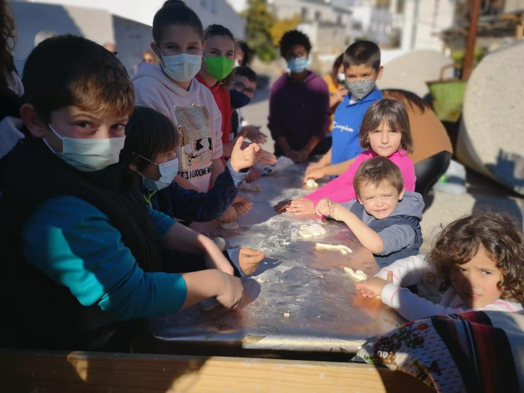 dipalme_almeria's tweet photo. 📣 Celebramos el día de Santa Bárbara, patrona de los mineros, en 📍 #Beires.
👀 Grandes y pequeños han disfrutado de una jornada amasando y horneado pan 🍞 junto a la tradicional procesión y misa. https://t.co/dslUxLLo8f