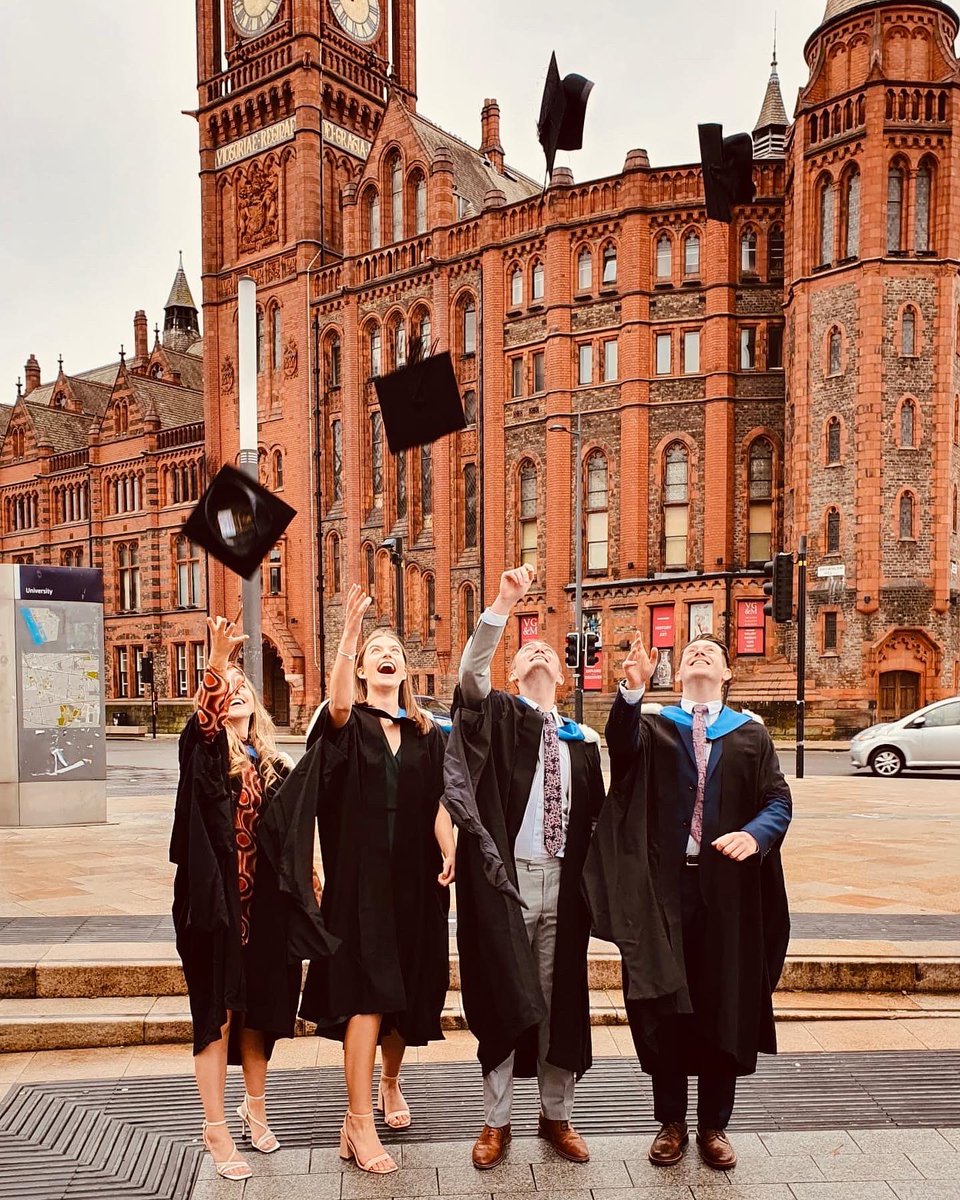 Ioan_physio's tweet photo. A slightly delayed graduation - finally an official graduate of @LivUniPhysio    Cwpl o fisoedd yn hwyr ond wedi graddio’n swyddogol o Brifysgol Lerpwl!🎉 https://t.co/OJEvho5EwC