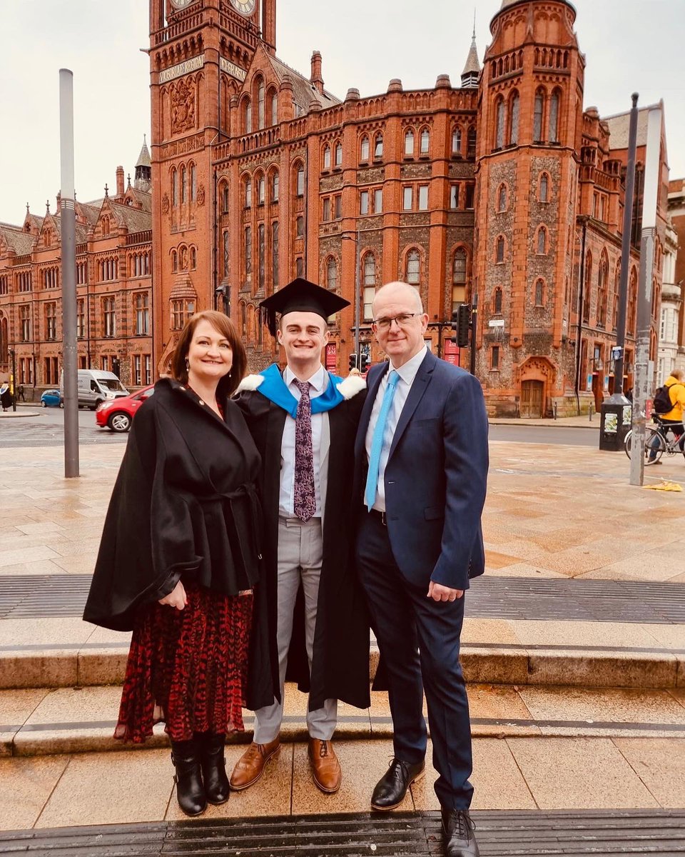 A slightly delayed graduation - finally an official graduate of <a href="/LivUniPhysio/">UoLiverpool Physiotherapy</a>    Cwpl o fisoedd yn hwyr ond wedi graddio’n swyddogol o Brifysgol Lerpwl!🎉