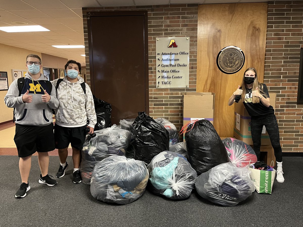 ShawnDuFresne's tweet photo. The November Coats for the Cold Drive for @oaklandsheriff tallied 225 coats! Proudly sponsored by @AHSProjectLead and @AthensStuco -- thank you for donating! #redhawkpride @troy_athens https://t.co/3UK6hNCv8M