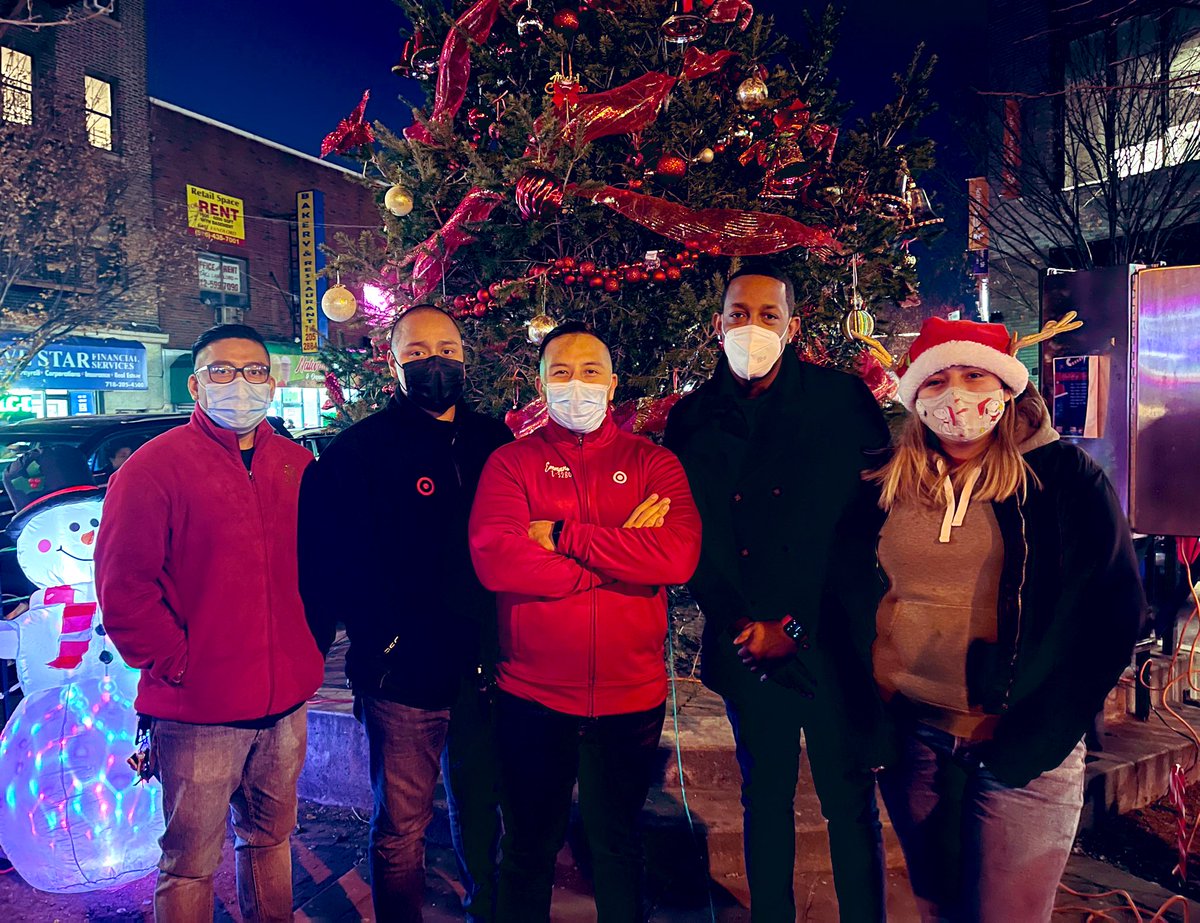 MannyTGT28's tweet photo. Last nights🎄Christmas Tree lighting #T3280 #Targetteam out with our #JacksonHeights community. Recognition to my team of volunteers who really made it a special night for everyone #itsbeginningtolookalotlikechristmas 🎅@82ndStQueens @queenspost @NicoleTonnessen @KellyMcGarrity https://t.co/ztWFh56an9