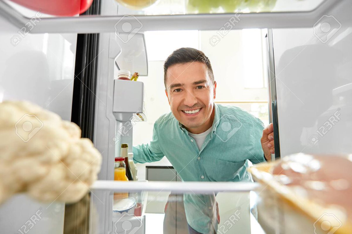 ColgateAUS's tweet photo. Me when there's Colgate in the fridge  😀 Vs Me when there's no Colgate in the fridge 😭. Get our new #Colgate multipacks! 🦷 Perfect for lunchboxes 🥪, late night snacks 💤 and party food! 🎊
#12DaysofChristmas #colgate #Christmas #food #snacks #healthysnacks #toothpaste #yummy https://t.co/vgaAZMYfpz