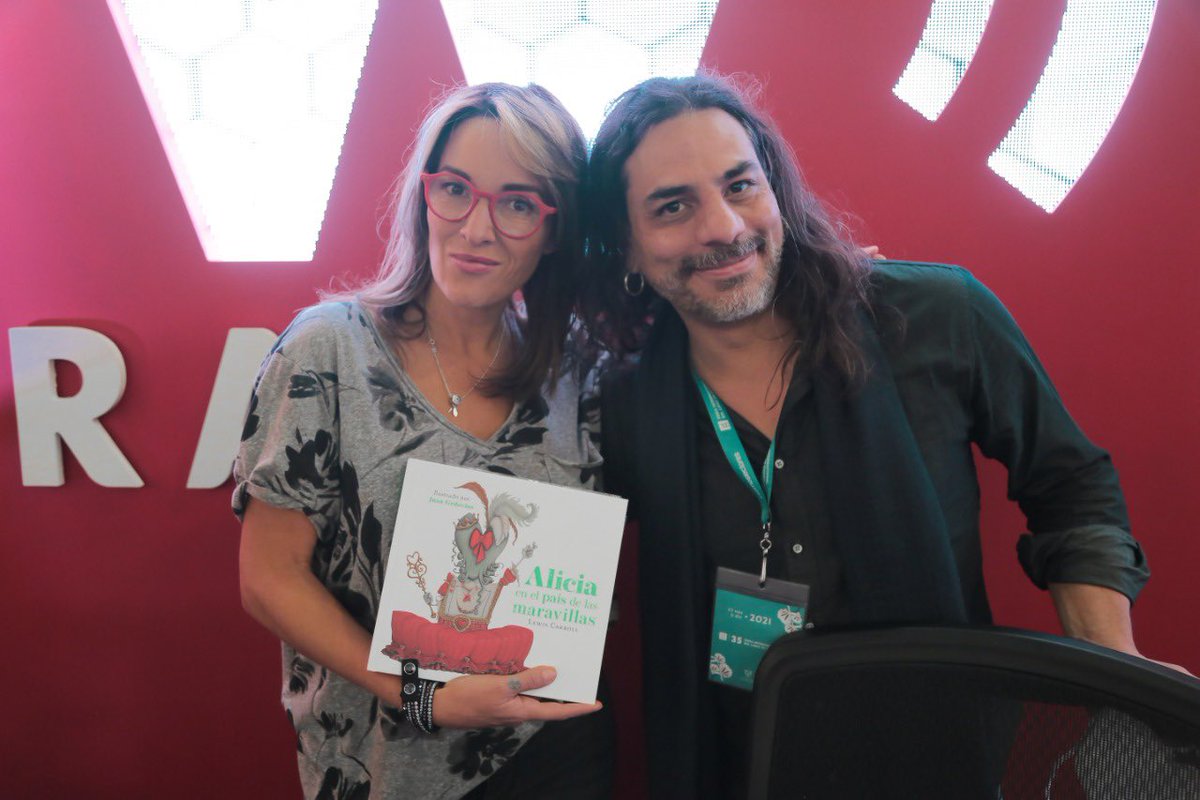#EnFin | Juan Gedovius nos presenta su libro "Alicia en el País de las Maravillas”.

<a href="/EnFinW/">En Fin W</a> con <a href="/PaulinaGreenham/">Paulina Greenham</a> desde la <a href="/FILGuadalajara/">FIL Guadalajara</a>. 📚 

•Por el 96.9 FM o el 900 AM 📻
•Conéctate #EnVivo 🔊 bit.ly/WRadioAlAire