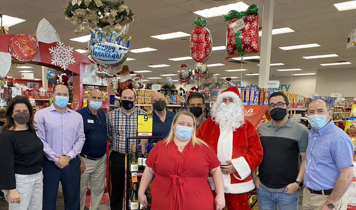 cojeda13's tweet photo. Congratulations Robert Iglesias at store 7131!  Another Y MÁS store added in Miami.  (Kendall drive &amp; 126AVE) Join us today for a grand opening celebration; even Santa is here! Thank you Patty Fermin for continuing to help us grow the Y MÁS brand  @boitelcvshealth @patyferminc https://t.co/dyFfayMWAr