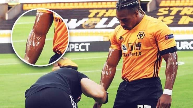 Premier Lig Ekiplerinden Wolverhampton teknik ekibinin, rakiplerin Adama Traore'yi durdurmasını zorlaştırmak için İspanyol oyuncunun kollarına bebek yağı sürdürüyor.