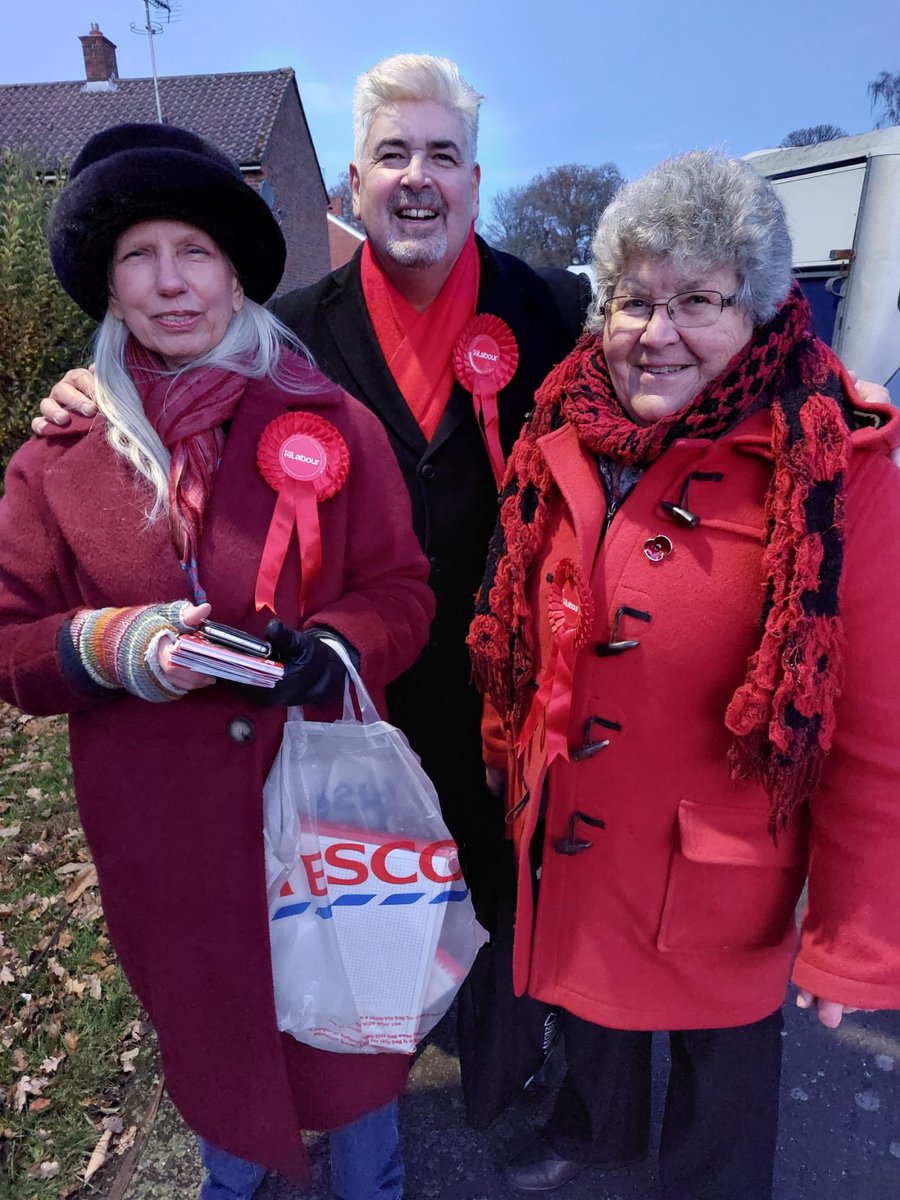 paulforbracknel's tweet image. The hard work of canvassing from the @BracknellLabour team, cold towards the end but well worth it. #Oldbracknell #Byelection #9thdecember #ToriesOut @PaulforBorough