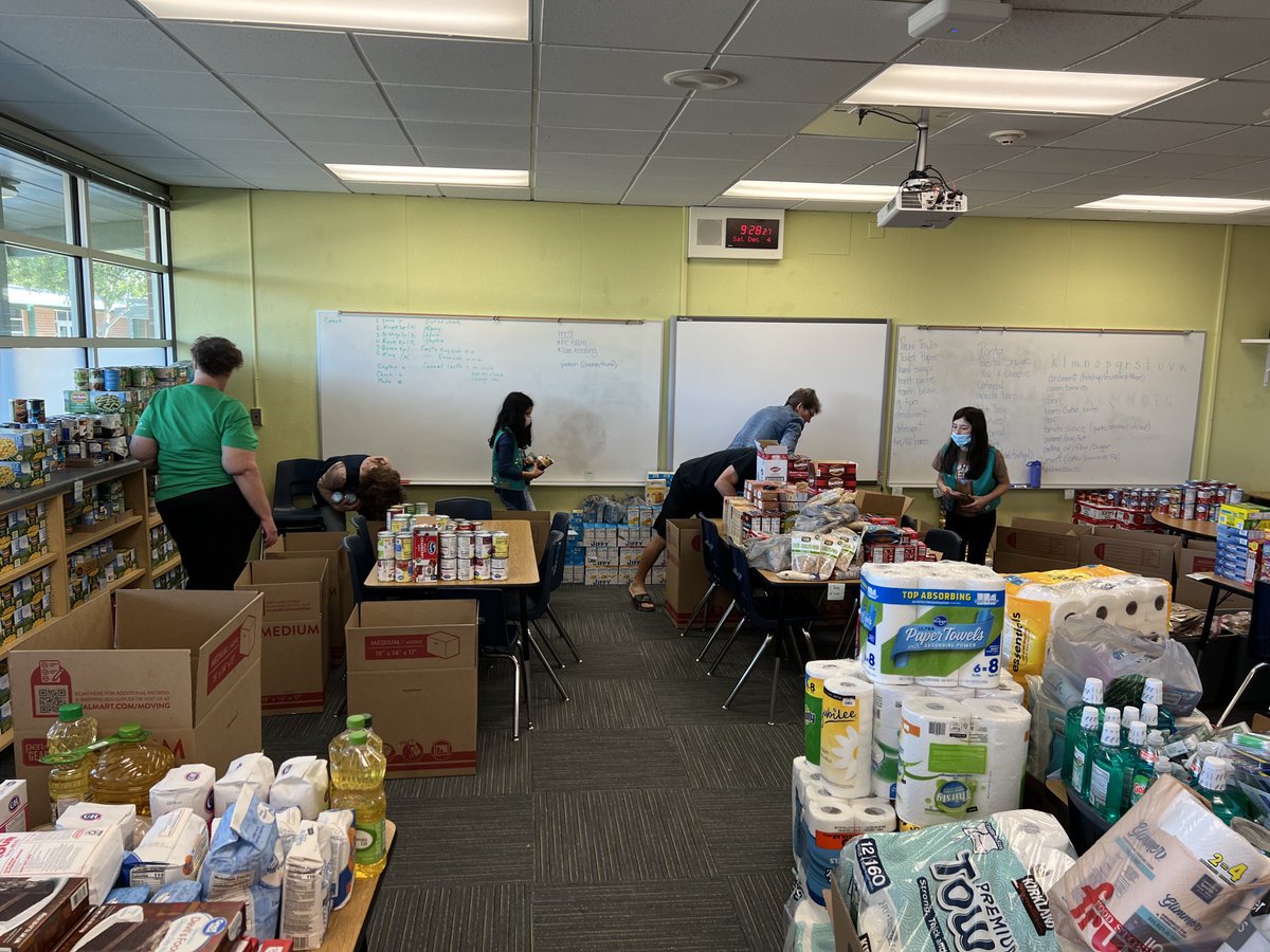 Village_Meadows's tweet photo. Thank you #JFQLending for the generous food donations, and a huge thank you to #troop4374 for helping pack over 100 boxes 😊💚 ⁦@DVUSD⁩ https://t.co/85JsSLGKEM