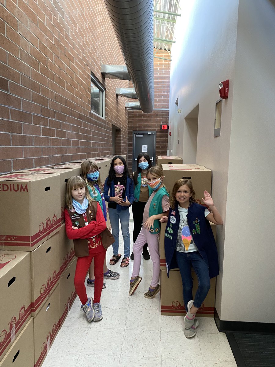 Thank you #JFQLending for the generous food donations, and a huge thank you to #troop4374 for helping pack over 100 boxes 😊💚 ⁦<a href="/DVUSD/">Deer Valley Unified School District</a>⁩