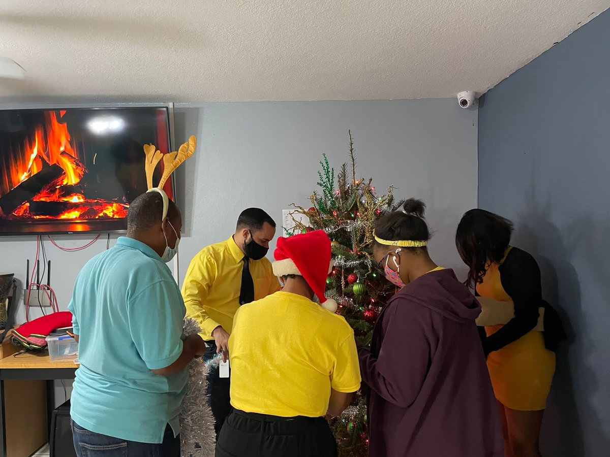 RotaractBlue's tweet image. A few of our members had the opportunity to visit the Sunrise Adult Training Centre for tree trimming.  Thank you Wonderland Christmas Trees #Cayman for donating a beautiful tree to the Center and making this day even more special! 

#Rotary #Rotaract #RotaractBlue #District7020