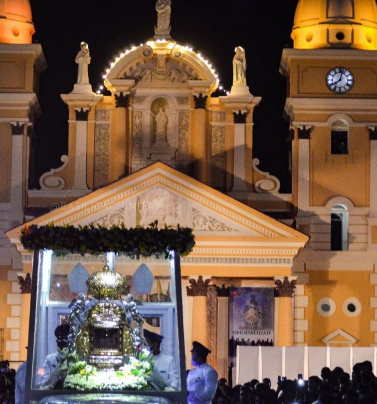 La madrugada de este domingo 5 de diciembre, en El Saladillo y sectores adyacentes los devotos marianos esperarán el paso de la Sagrada Tablita en su María móvil para recibir la bendición de la Virgen en la Aurora chiquinquireña.
