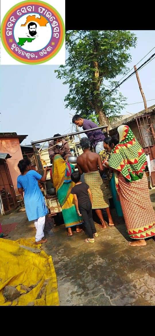 Jeevansevaf's tweet photo. #Food_Distribution
#30th_Nov_2021
#ଅସହାୟ_ମୁହଁରେ_ଚେନାଏ_ହସ
ଜାଗମରା ଲକ୍ଷ୍ମୀନାରାୟଣ ମନ୍ଦିରର ପ୍ରତିଷ୍ଠା ଦିବସରେ ଅବଶିଷ୍ଟ ପ୍ରସାଦ ଜୀବନ ସେବା ଫାଉଣ୍ଡେସନର ସଦସ୍ୟମାନଙ୍କ ଦ୍ଵାରା ପାଖ ବସ୍ତିରେ ବଣ୍ଟନ କରାଯାଇଥିଲା।
@PMOIndia @GovernorOdisha @CMO_Odisha
@TPCentralOdisha @DMKhordha @bmcbbsr
@reliancegroup https://t.co/JIKHH55fjv