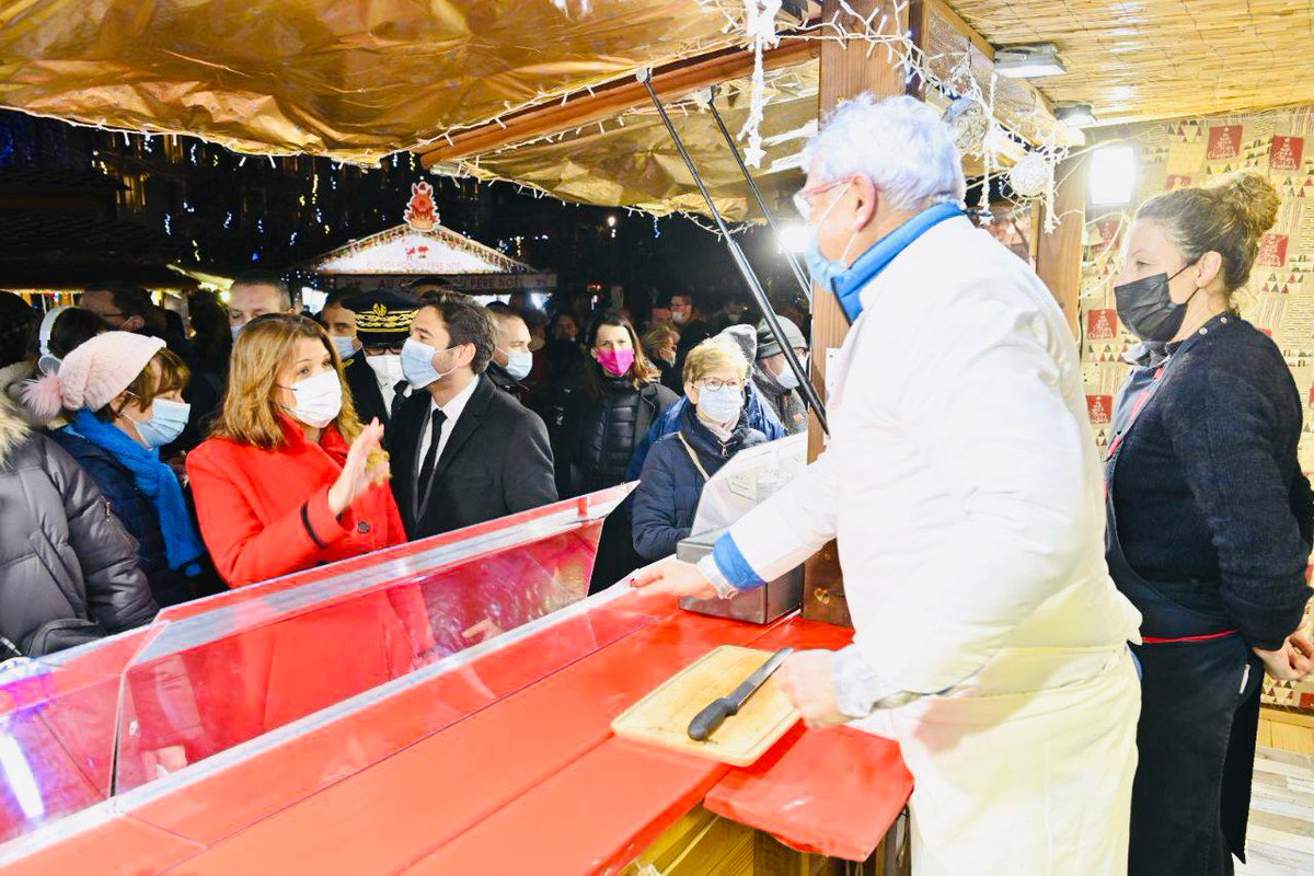 MarleneSchiappa's tweet photo. Le marché de Noël de #Reims, c’est + de 135 chalets venus de 9 régions différentes, au grand bonheur des petits & des grands ! Très heureuse d'échanger avec les artisans & commerçants et de découvrir leurs spécialités régionales. https://t.co/qI3fbv3Dhw
