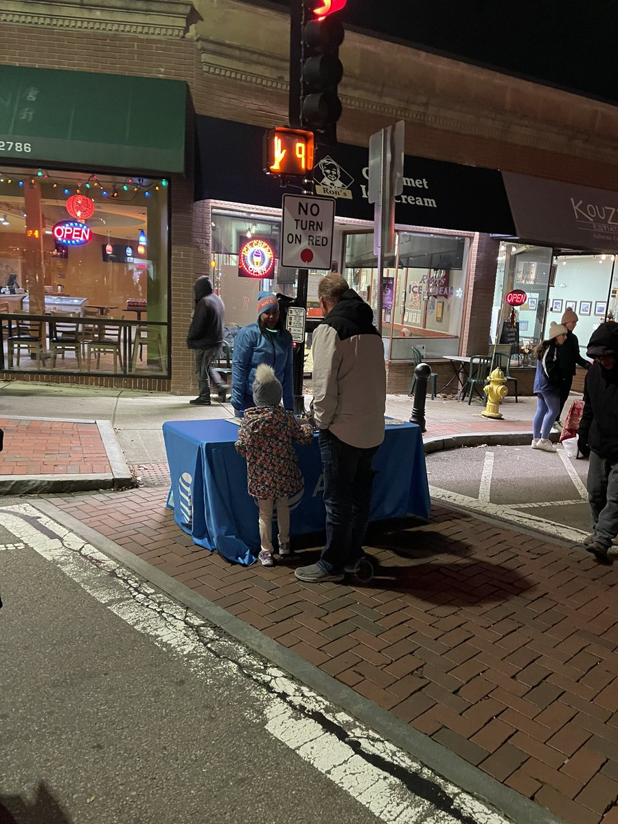 NateCaruthers's tweet photo. Team South Bay spreading some holiday cheer to the kids at the Annual Dedham Square Holiday Stroll.  While letting their parents know about our amazing deals! #Signature #DedhamTreeLighting #ItWasReallyColdOut @AngelMa2021 @EdwinACartagena @BaezYasmine @keroninc @TheRealOurNE https://t.co/7oWJrX7rri