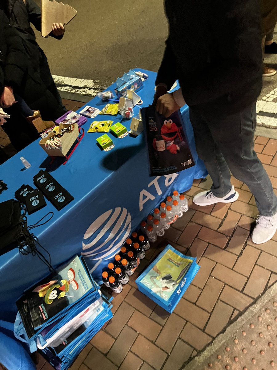 NateCaruthers's tweet photo. Team South Bay spreading some holiday cheer to the kids at the Annual Dedham Square Holiday Stroll.  While letting their parents know about our amazing deals! #Signature #DedhamTreeLighting #ItWasReallyColdOut @AngelMa2021 @EdwinACartagena @BaezYasmine @keroninc @TheRealOurNE https://t.co/7oWJrX7rri