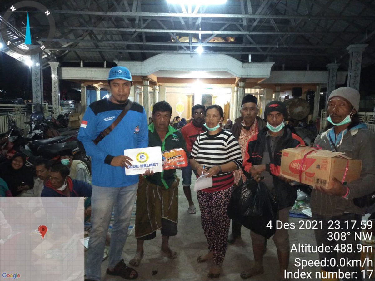 endykurniawan's tweet image. #bluehelmet Lumajang tiba di lokasi evakuasi Gunung Semeru tengah malam ini (Sabtu, 4/12) membawa bantuan makanan &amp;amp; minuman siap santap tahap awal.

Lokasi Masjid Dusun Kamar Kajang, Piket Nol, dekat Gladak Perak yang runtuh disapu lahar.