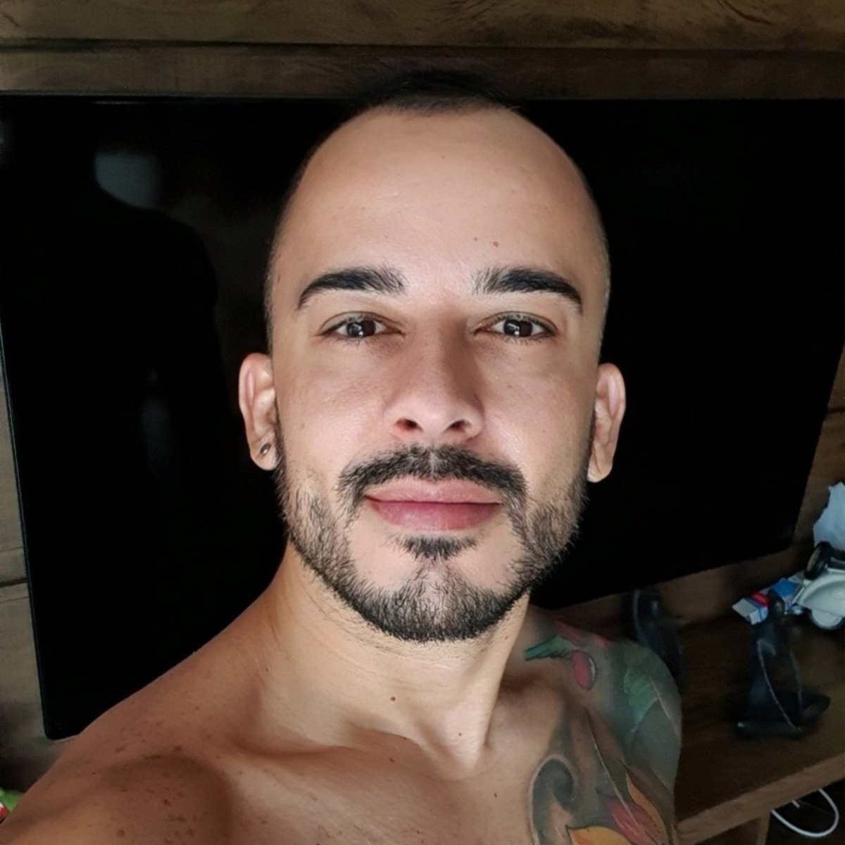 JanCGyn's tweet photo. Trocar a foto do perfil, né?!!! Porque a imagem de antes é pra ficar só na lembrança. 
.
.
.
.
.
.
.
.
#sabadou #GoodVibes #quesejaleve #gay #solteiro #lgbtqia #AtitudeLGBTQ #BoyXBoy #parrudo #vacinado #ForaBolsonaro #gaybrazil https://t.co/tgISMLp744