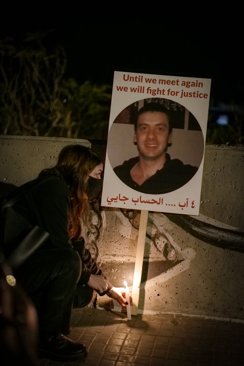 A Gauche, l'argent déployé pour le sapin démesuré de la place Sassine au coeur d'une capitale en pénurie d'électricité. 
A Droite, les familles des victimes de l'explosion de Beyrouth qui éclairent à la bougie les visages de leurs proches et demandent justice depuis 16 mois.