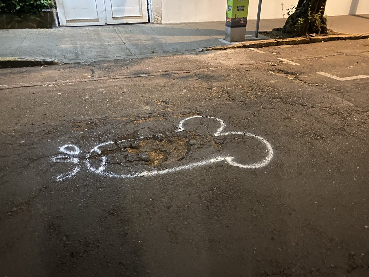 pitobaches's tweet photo. 🎶 @BJAlcaldia la otra noche te esperé mil horas a que taparas los baches en @InMixcoac como un perro🎶 tenemos #pitobaches en calles Galicia, Cadiz Malaga, Santander y #pitopes que no están pintados, van a balizar y bachear @AccionesBJ ? @poderag_bj @velocipedocdmx @ddmexico_bj https://t.co/petqZGsP7F