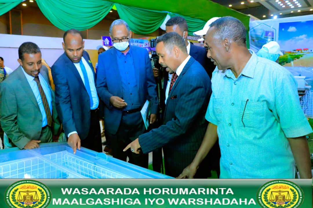 SomalilandMOIID's tweet photo. Waxa saaka hallka Tiyaatarka hargaysa laga furay carwada warshadaha dalka, taasoo ay afartan warshadood oo ka mida warshadaha wax-soosaarka dalka ka kid ahaa ay kusoo bandhigeen alaabo kala duwan oo ay ku sameeyeen wadanka gudihiisa.
#SLIPE2021 #MadeinSomaliland https://t.co/ZpkeJ1H809