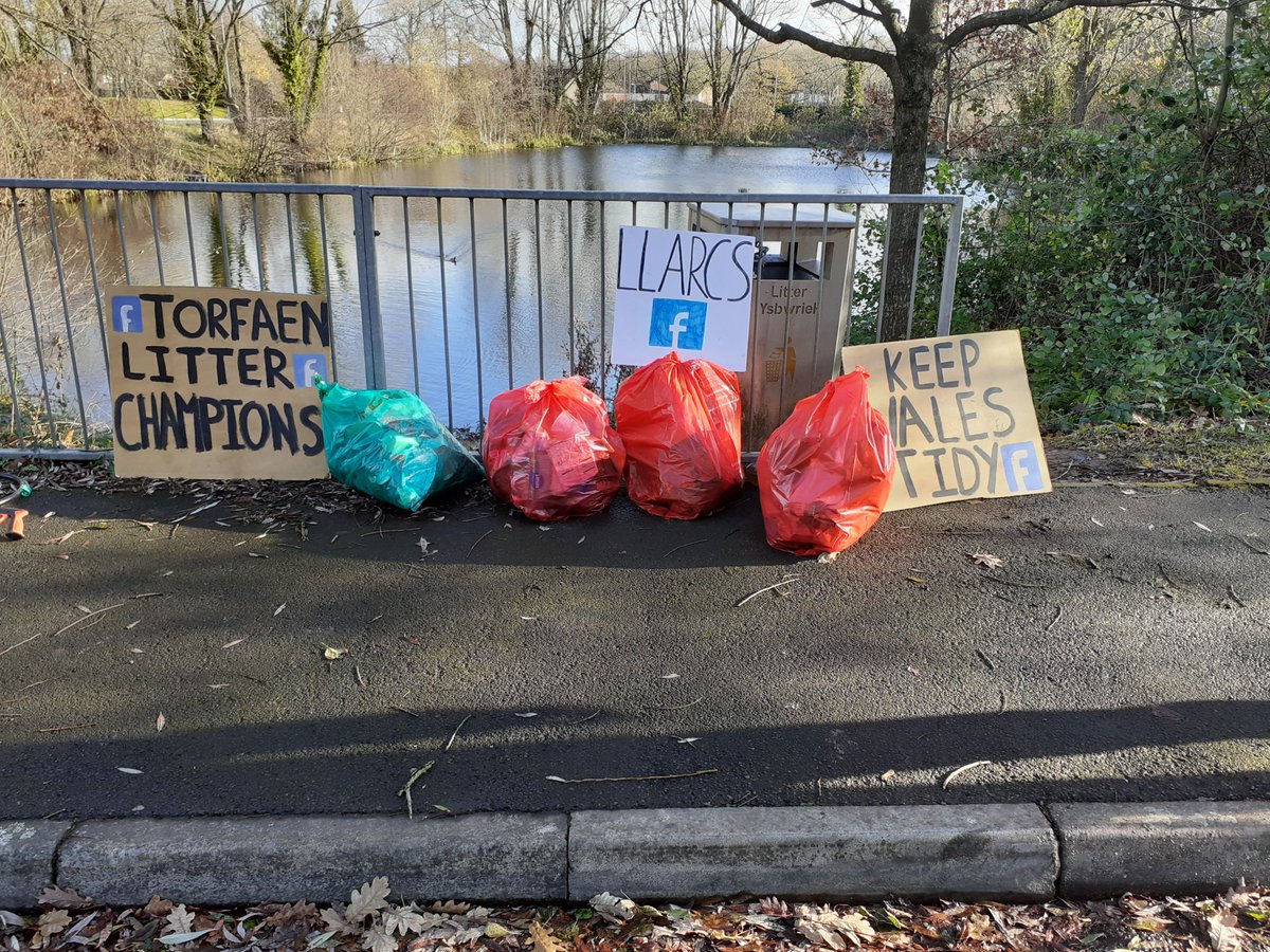 LlarcsTorfaen's tweet photo. Lovely litter pick this morning around the lakes at Llantarnam industrial estate and up as far as the new Police HQ. Thanks to Bob, Gaynor, Izzy, Beth and Stacey. Ten Bags and other fly tipping. Mike https://t.co/tRygY8syNR