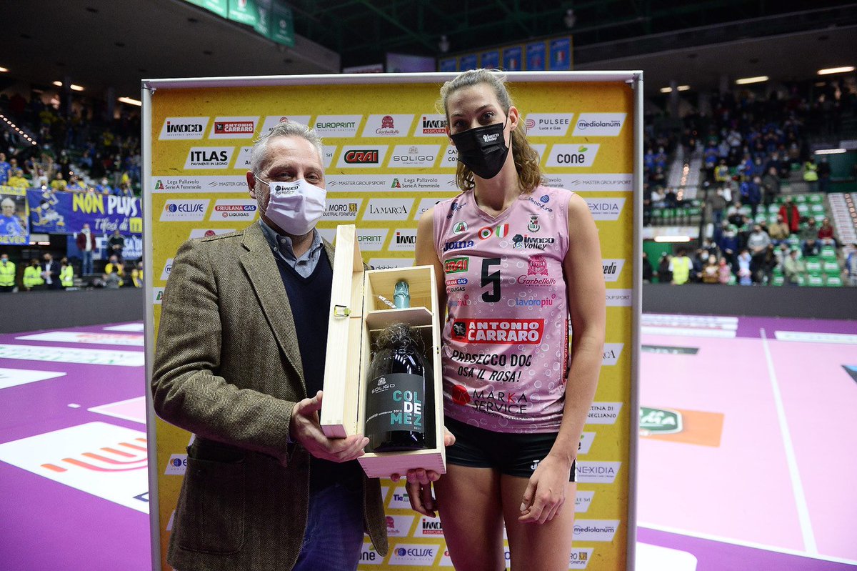 ImocoVolley's tweet photo. Miglior giocatrice nella gara contro Perugia @robino_ 💛💙
Viene premiata dal direttore di Cantina Colli del @SoligoSpumanti Andrea Curtolo con una Jeroboam di Col De Mez

#imoco10 #siamotuttipantere https://t.co/YmmobB4YFt