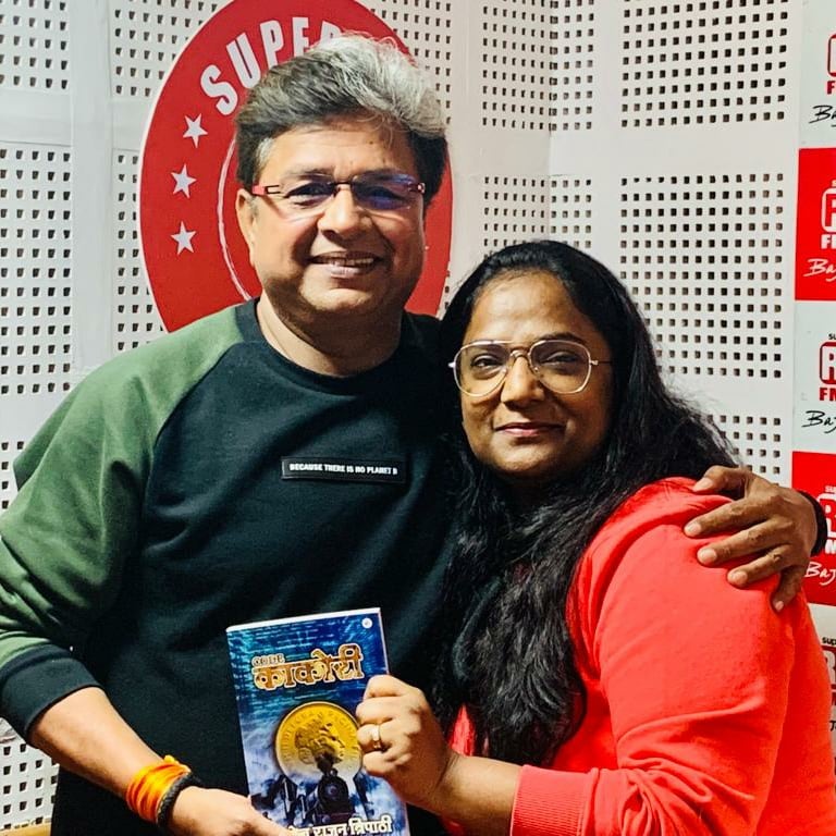 AlrightShruti's tweet photo. अपने लखनऊ के सुपरस्टार @manojrajant जी को सुनिए संडे सुबह 10 से 11 बजे के बीच #SundaySuperstar मे मेरे साथ।
#RedFM #lucknow #novel #author #journalist #dialoguewriter #codekakori #BajateRaho https://t.co/EzsjurK5tM