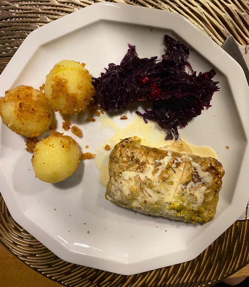 Fleisch-Option: Gans mit Rotkohl (mit Apfel und Granat), Rosenkohl und Klößen 

Veggie-Option: Spitzkohlrouladen mit Kartoffel-Champignon-Füllung in Sahne-Brühe gegart an Rotkohl &amp; Klößen