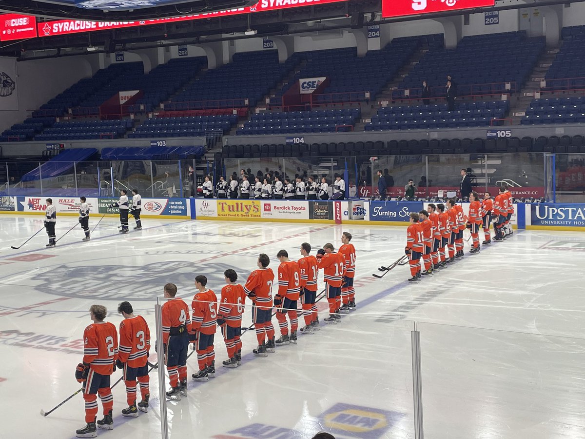 DaveMeluni's tweet photo. Supporting @syracusehockey today, great seeing our @SUSportMgmt students not only playing on the ice but those working operations, thanks to the @SyracuseCrunch and @JimSarosy for making this happen 🍊🏒🥅 https://t.co/9BJHXjbqFt