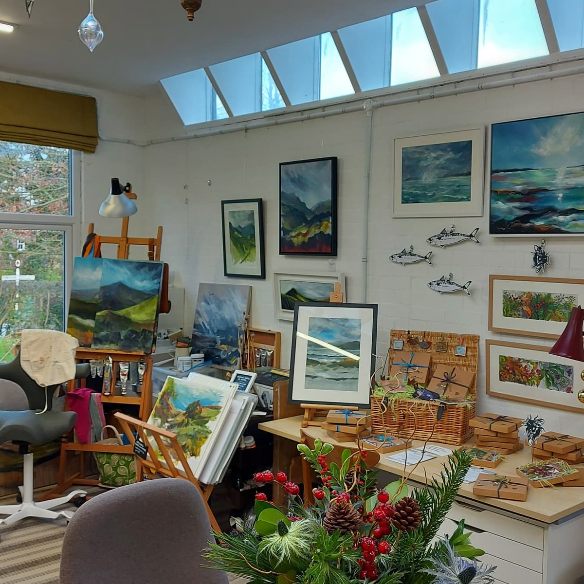 kate_pettitt's tweet photo. Had a great day today. Visitors enjoyed buying original gifts in a relaxed setting. Open tomorrow 10am-4pm. #arnupstudios #Holtby #hannaharnup #emmafrost #michellegalloway #katepettitt #regwalker #emmawelsh #paintings #ceramics #sculpture #jewellery #gifts #Christmas #whatsonyork https://t.co/vkDkkdtycb