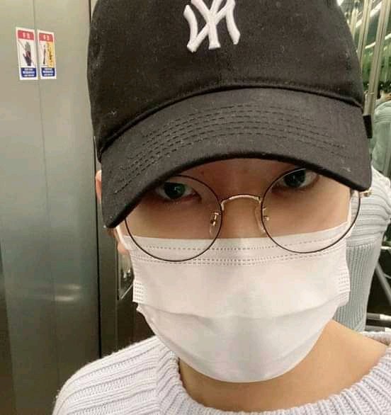 ㅤ 

         GARETH.⠀ How Noah takes a selfie vs. how I take selfies.

ㅤ